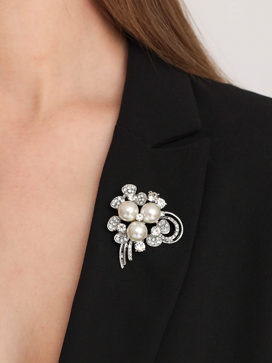 Брошь-цветок с жемчугом и кристаллами